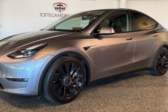 Grå Tesla Model Y fra 2024