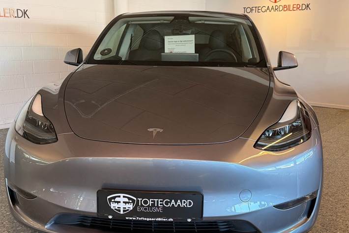 Grå Tesla Model Y fra 2024