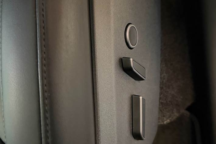 Grå Tesla Model Y fra 2024
