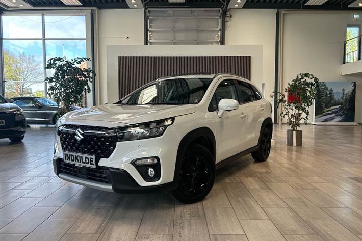 Hvid Suzuki S-Cross fra 2022 set udefra