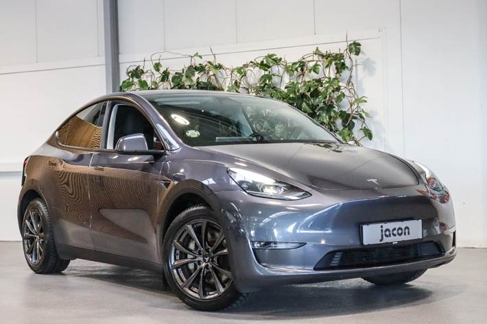 Grå Tesla Model Y fra 2022