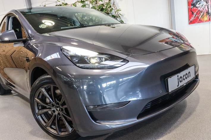 Grå Tesla Model Y fra 2022