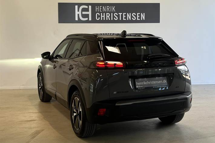 Grå Peugeot e-2008 fra 2023