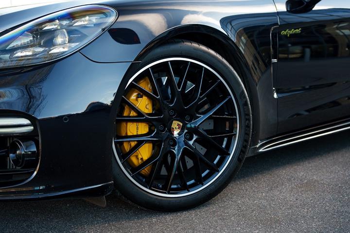 Sort Porsche Panamera Turbo S fra 2018 set udefra
