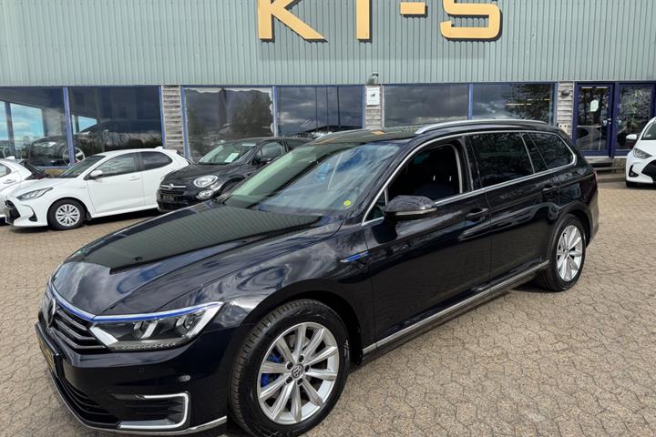 Sort VW Passat fra 2017 set udefra
