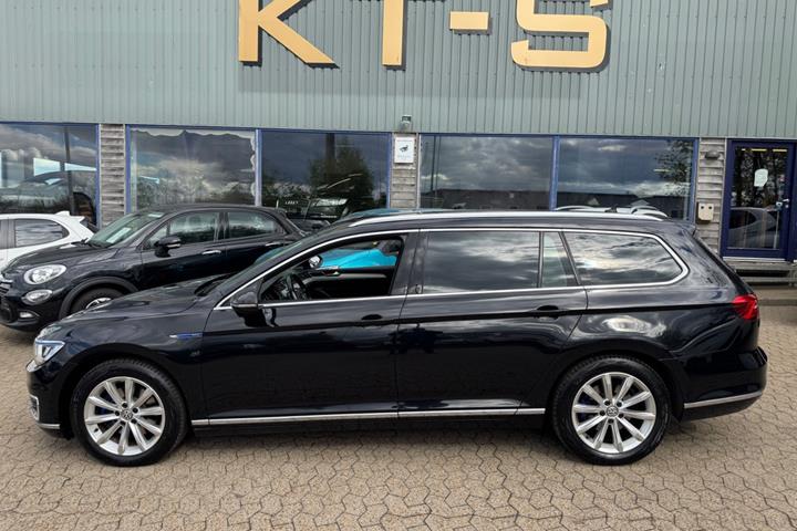 Sort VW Passat fra 2017