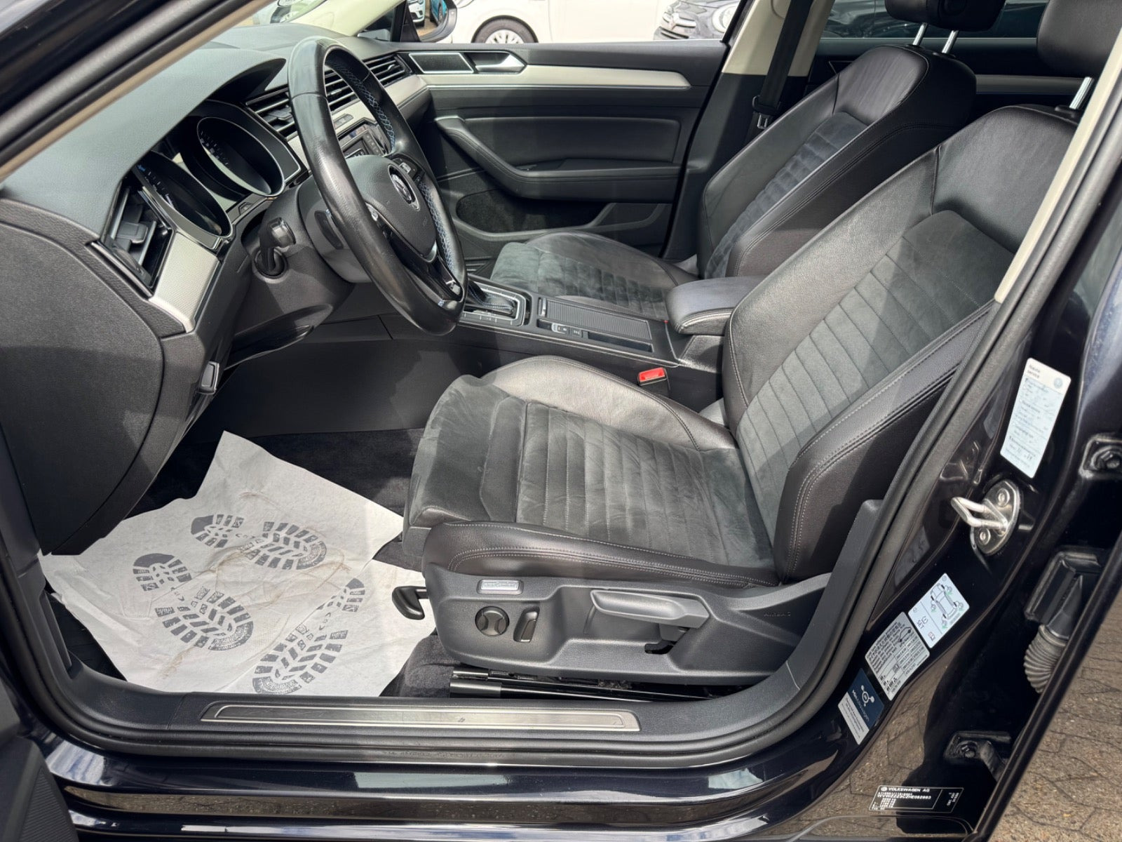 Sort VW Passat fra 2017