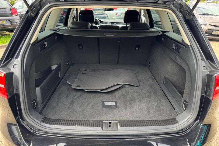 Sort VW Passat fra 2017