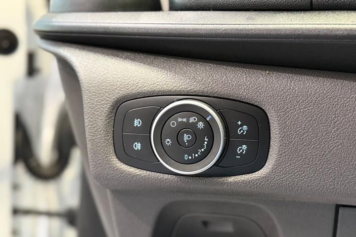 Hvid Ford Transit Custom 320 L2 fra 2021
