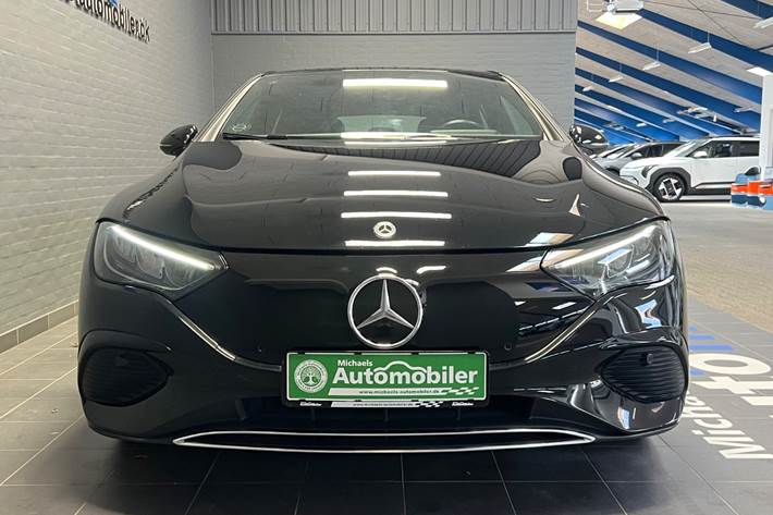 Sort Mercedes EQE350 fra 2023