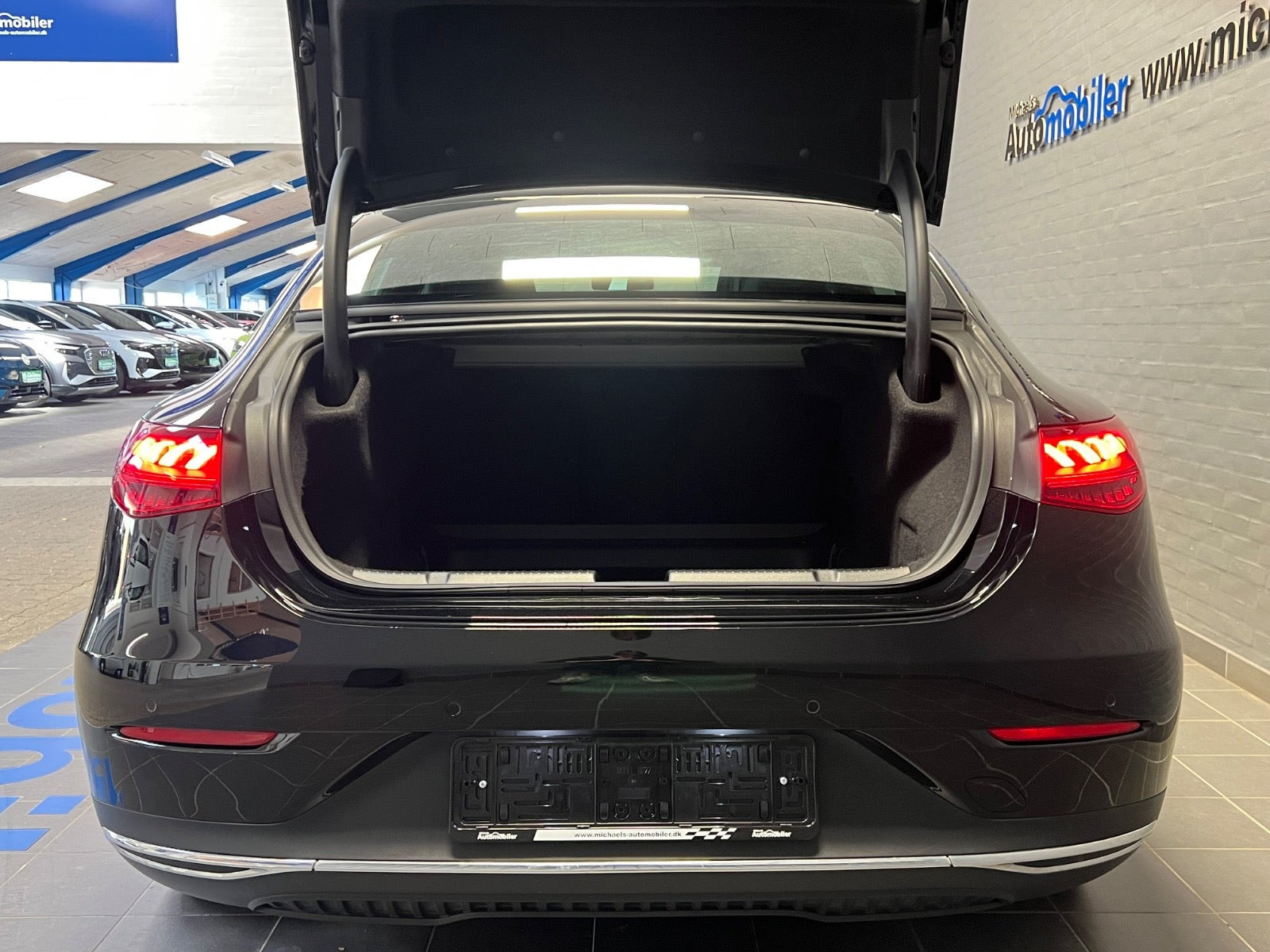 Sort Mercedes EQE350 fra 2023