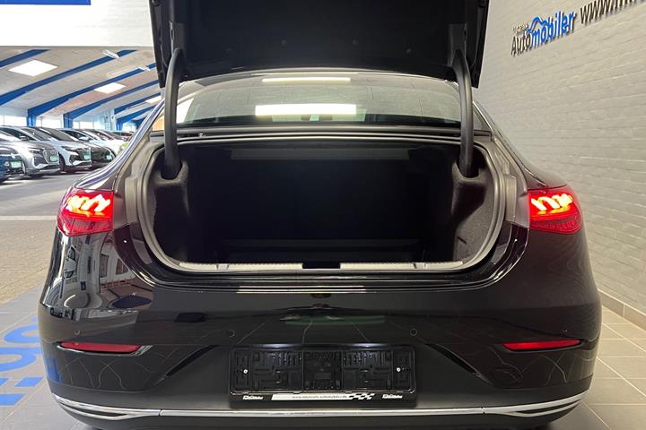 Sort Mercedes EQE350 fra 2023