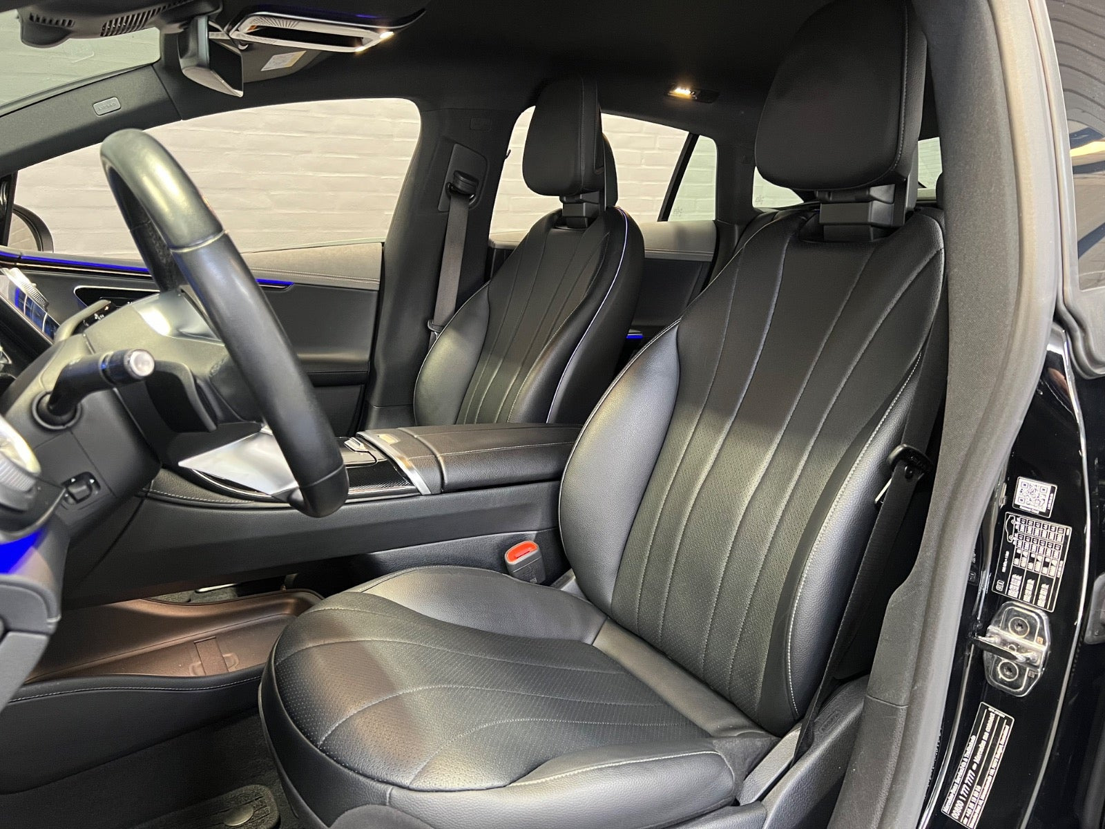 Sort Mercedes EQE350 fra 2023