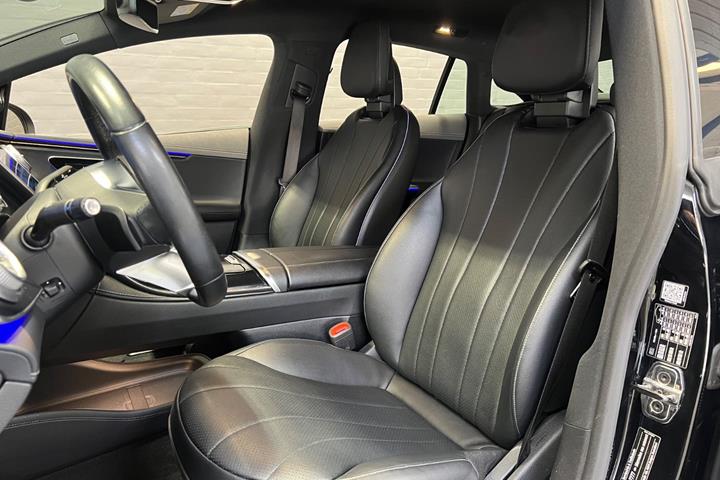 Sort Mercedes EQE350 fra 2023