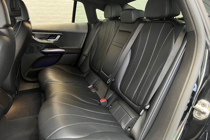 Sort Mercedes EQE350 fra 2023