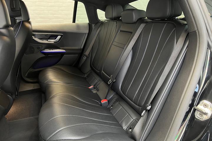 Sort Mercedes EQE350 fra 2023