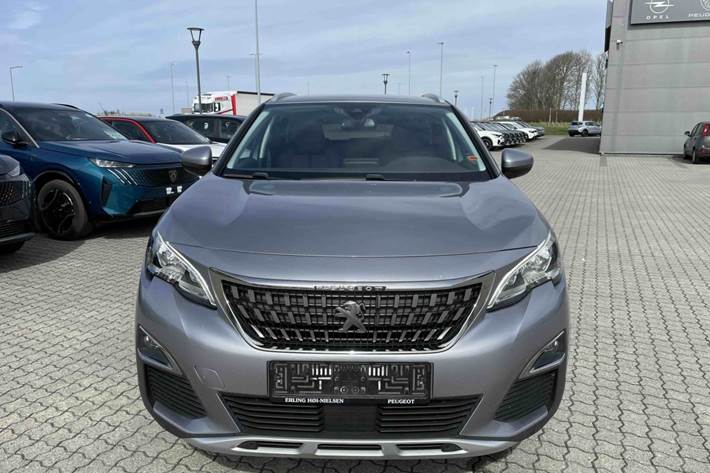 Grå Peugeot 3008 fra 2017