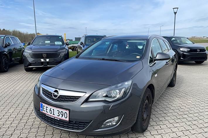 Grå Opel Astra fra 2012