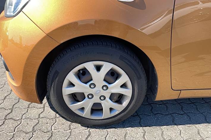 Gul Hyundai i10 fra 2015