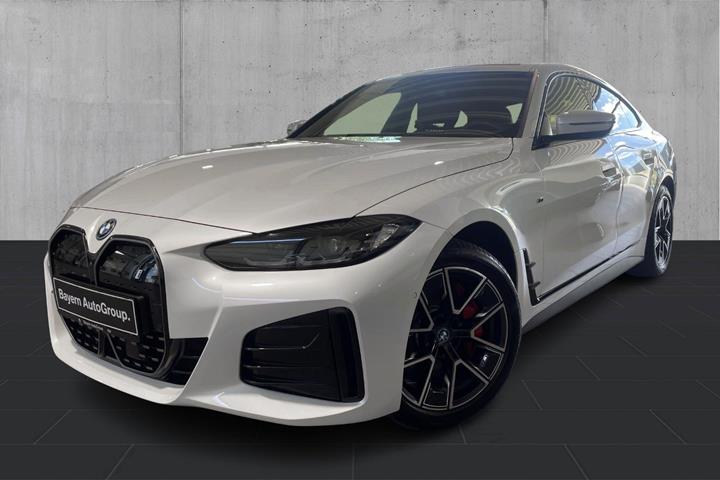Hvid BMW i4 fra 2025 set udefra