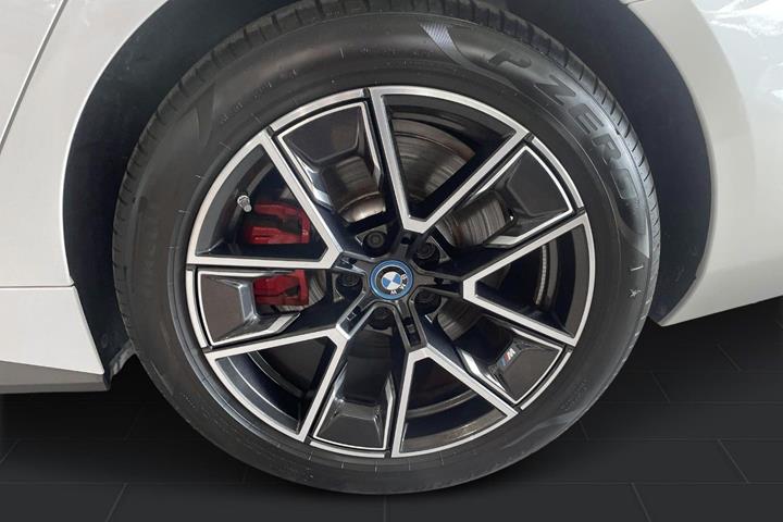 Hvid BMW i4 fra 2025