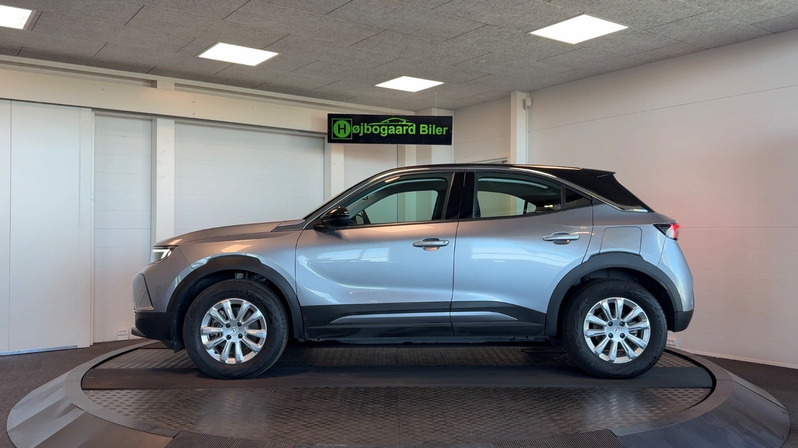 Grå Opel Mokka-e fra 2023