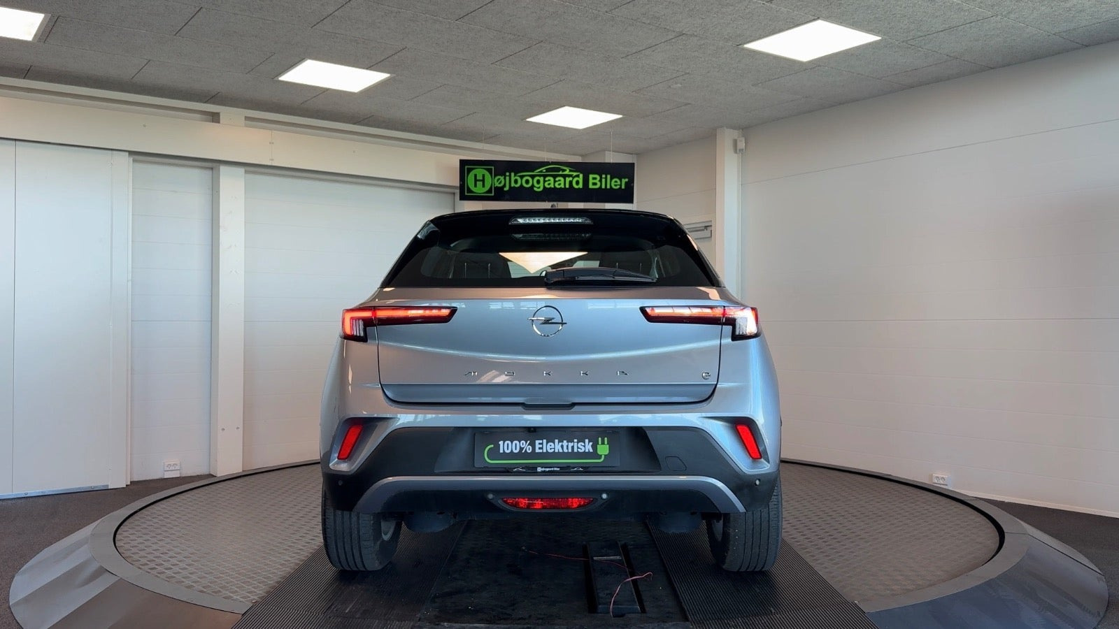 Grå Opel Mokka-e fra 2023
