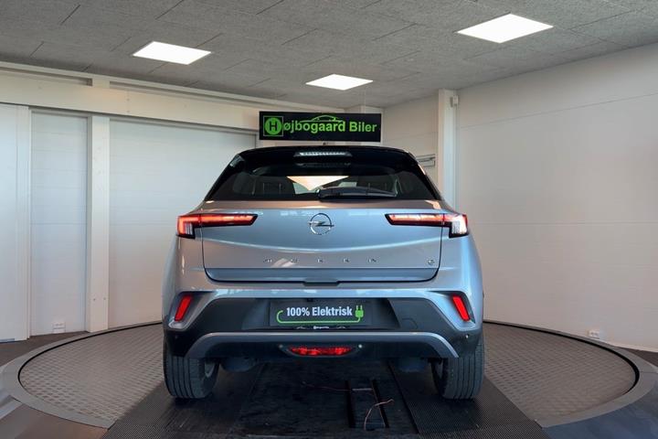 Grå Opel Mokka-e fra 2023