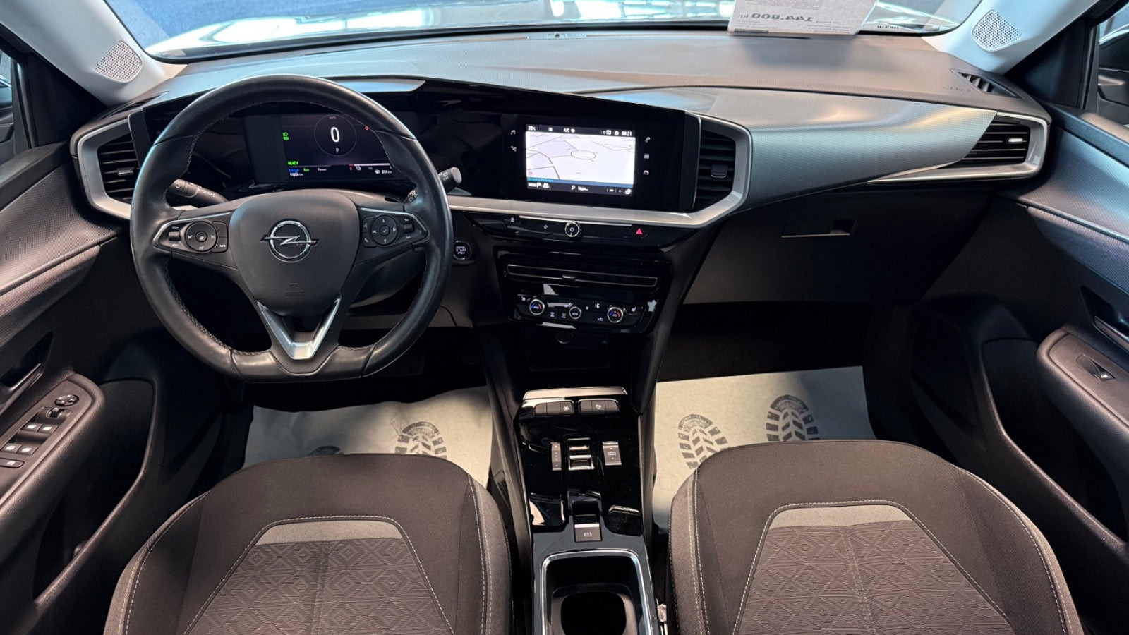Grå Opel Mokka-e fra 2023