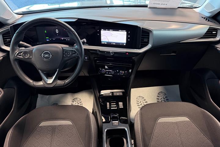 Grå Opel Mokka-e fra 2023