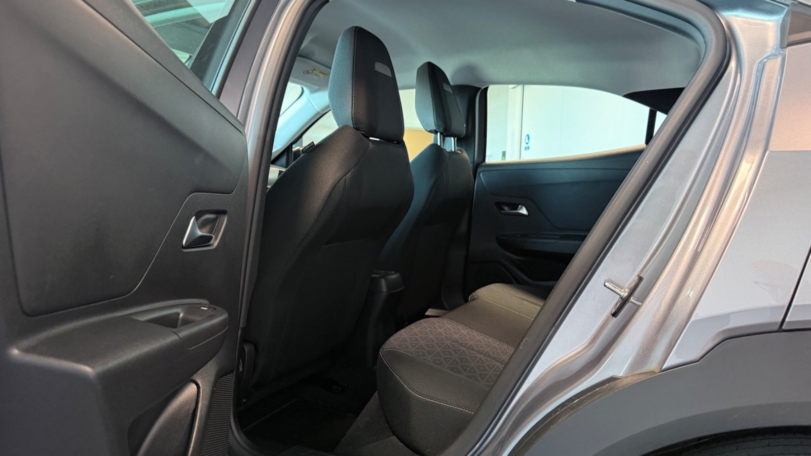 Grå Opel Mokka-e fra 2023