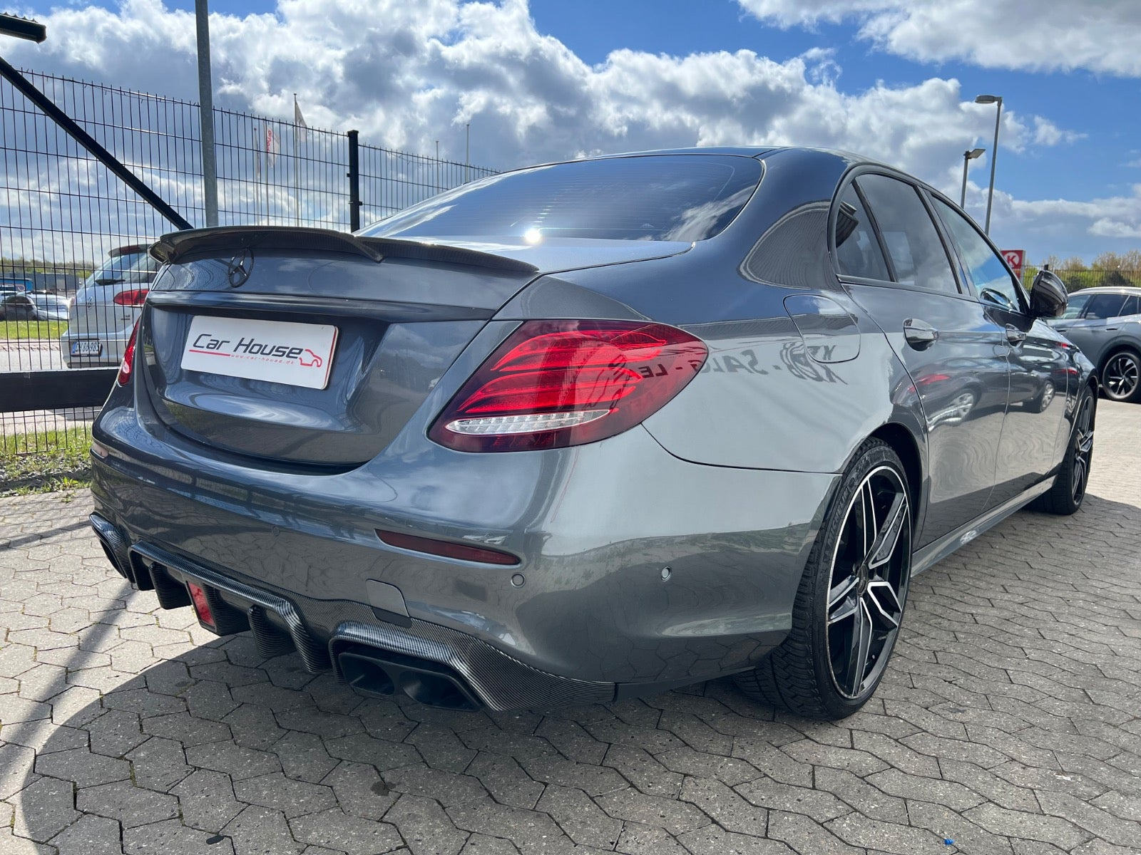 Grå Mercedes E350 fra 2017