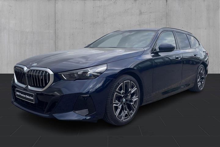 Blå BMW i5 fra 2026 set udefra