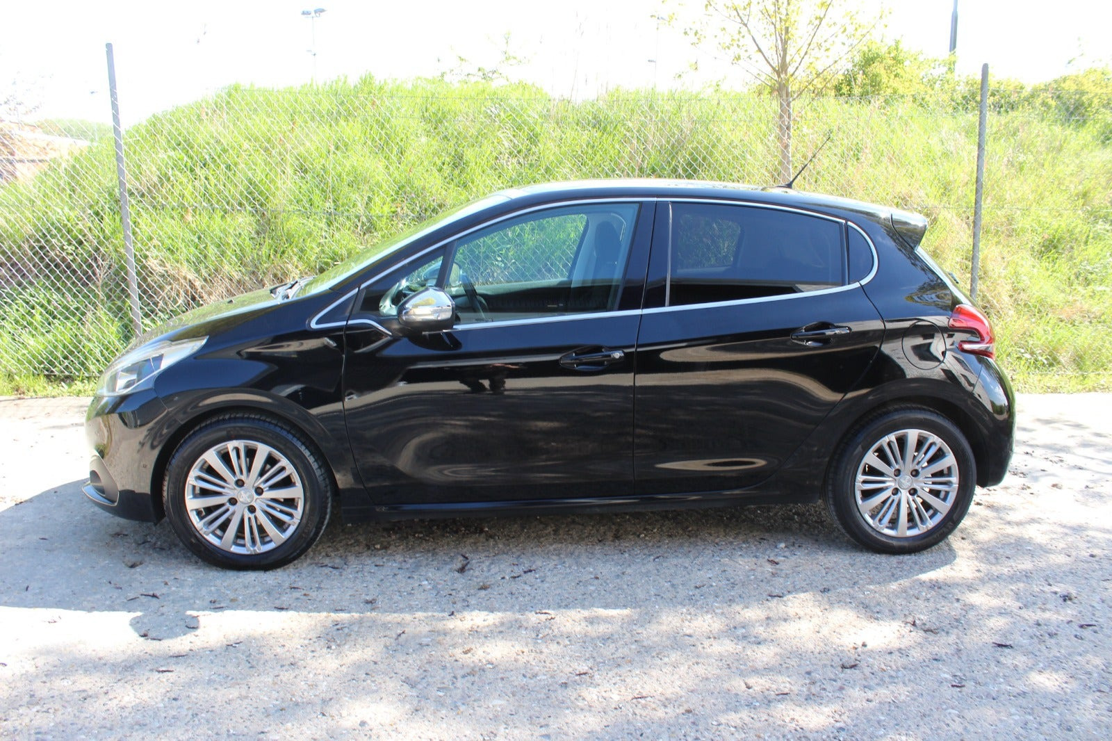 Sort Peugeot 208 fra 2019