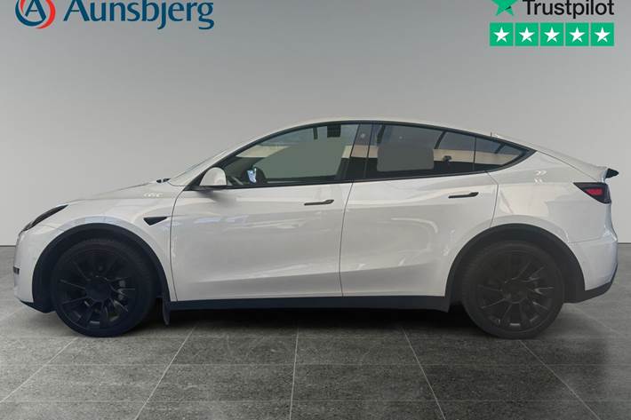 Hvid Tesla Model Y fra 2022