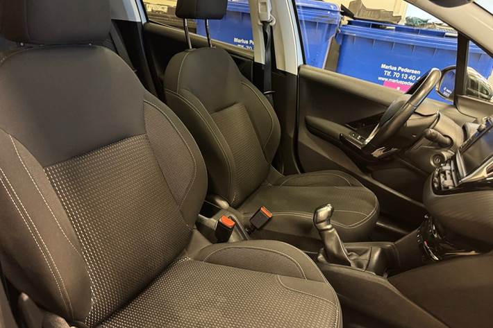 Sølv Peugeot 208 fra 2017