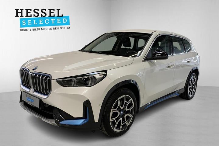 Hvid BMW iX1 fra 2023 set udefra