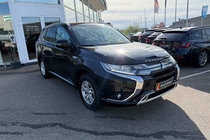 Sort Mitsubishi Outlander fra 2020