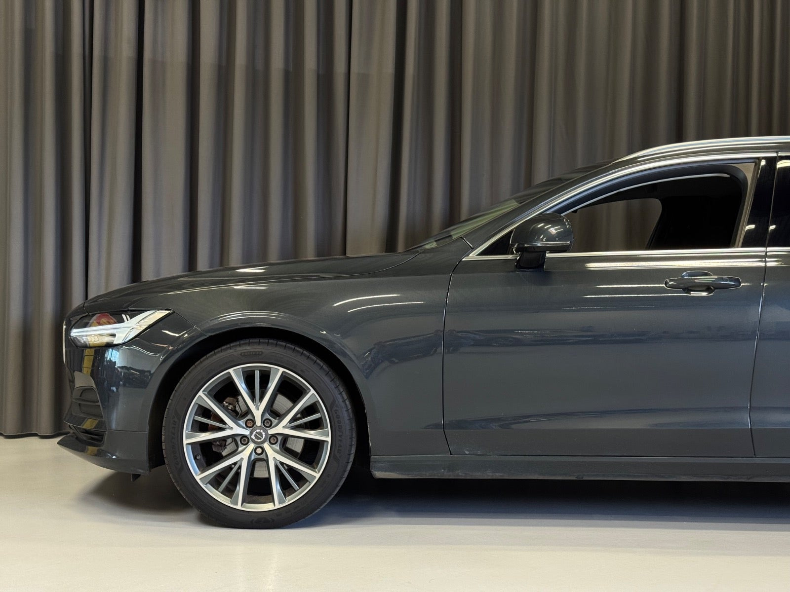 Grå Volvo V90 fra 2017