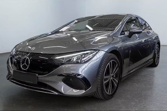 Grå Mercedes EQE300 fra 2025