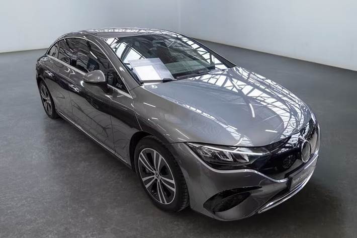 Grå Mercedes EQE300 fra 2025