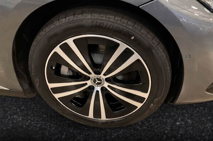 Grå Mercedes EQE300 fra 2025