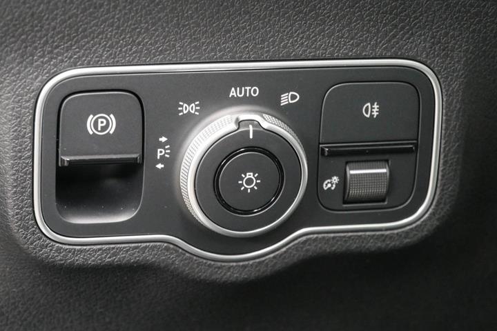 Grå Mercedes EQB250+ fra 2024