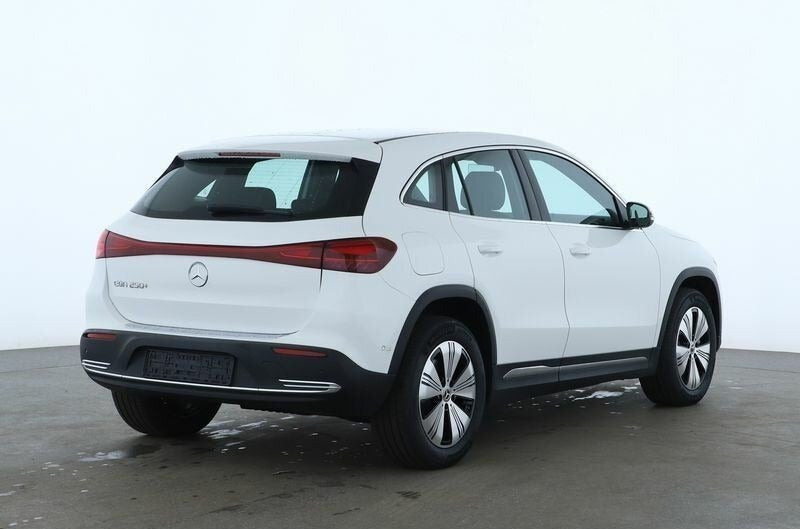 Hvid Mercedes EQA250 fra 2024