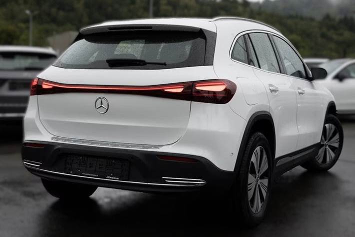 Hvid Mercedes EQA300 fra 2024