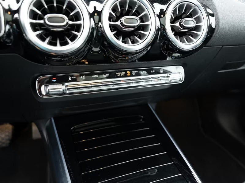 Hvid Mercedes EQA300 fra 2024 set indefra