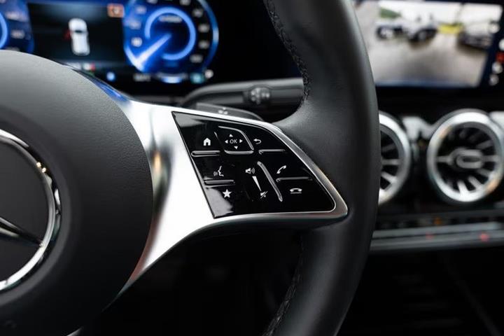 Hvid Mercedes EQA300 fra 2024