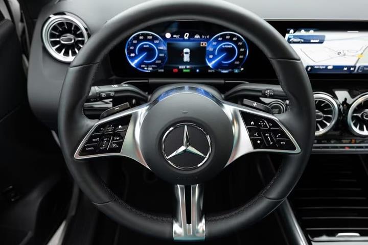 Hvid Mercedes EQA300 fra 2024