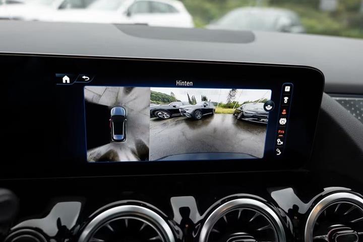 Hvid Mercedes EQA300 fra 2024