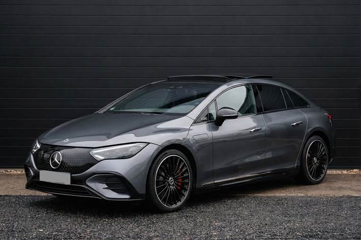 Grå Mercedes EQE300 fra 2025